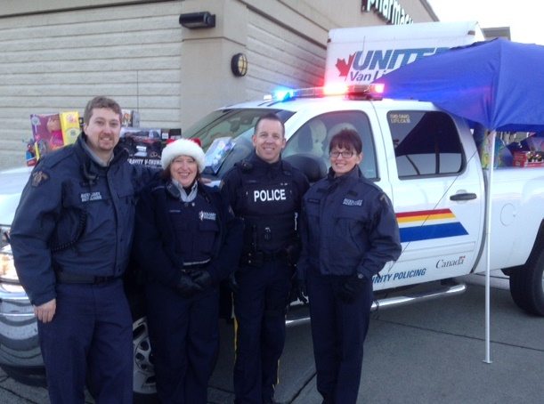 North Cowichan/Duncan RCMP help spread Christmas joy