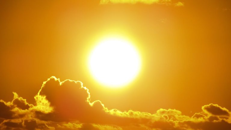 Heat sizzles over Vancouver Island as wildfire smoke moves in